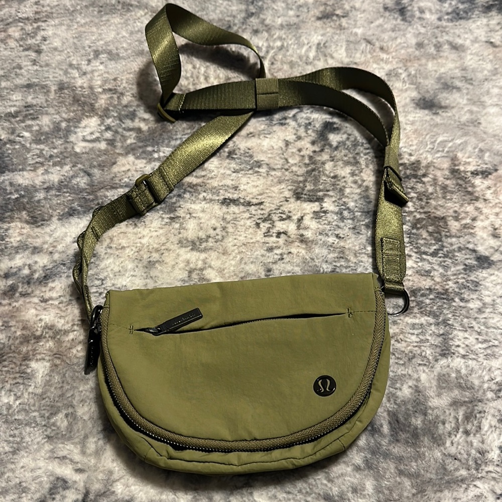 Lululemon micro olive green all night crossbody festival bag